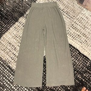 Olive green xs light pants it has NO pockets front or back